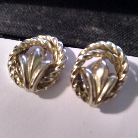 Vintage Pair of Gold Coloured Cora Screw-On Earrings Fleur de Lis Design… - Picture 4 of 5